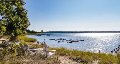 Gorgeous East Hampton Hideaway with Privacy and Full Amenity Suite