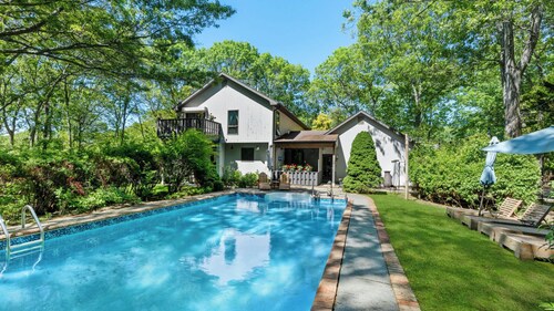 Gorgeous East Hampton Hideaway with Privacy and Full Amenity Suite