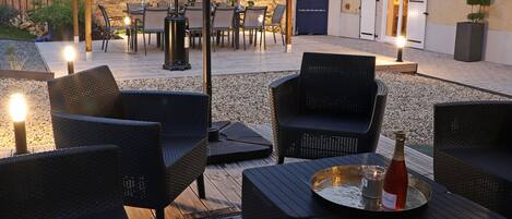 تناول الطعام بالخارج