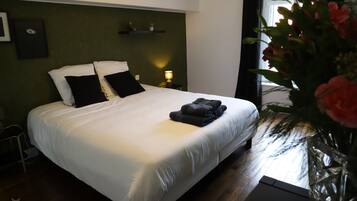 4 chambres, bureau, fer et planche à repasser, lit parapluie