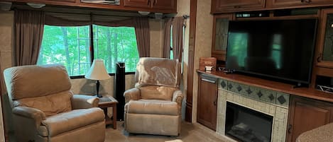 TV connectée, cheminée, lecteur de DVD, chaîne hi-fi