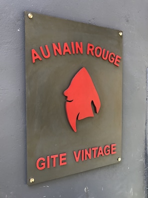 Exterior detail - AU NAIN ROUGE, vintage gite, 30 MIN from the beaches. (Cormeilles)
