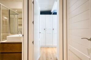 Een douche, een haardroger, handdoeken