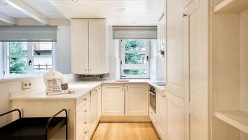 Een koelkast, een oven, een vaatwasser, een koffiezetapparaat/waterkoker