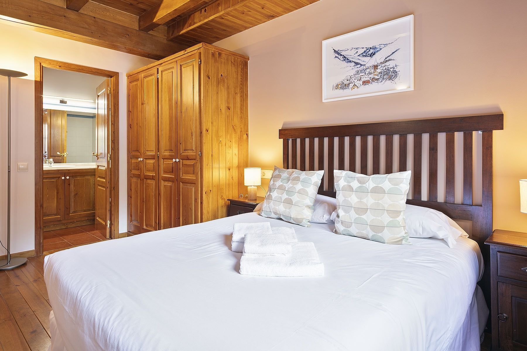 2 slaapkamers, een strijkplank/strijkijzer, internet, beddengoed