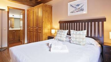 2 slaapkamers, een strijkplank/strijkijzer, internet, beddengoed