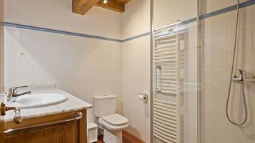 Een bad, een haardroger, handdoeken