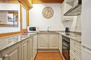 Een koelkast, een microgolfoven, een oven, een vaatwasser