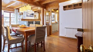 A wooden interior with a dining area, kitchen, and a view of the outdoors. - Luderna - Apartamento con terraza Orri A3 (Gessa)