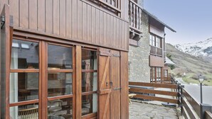 A wooden building with large windows and a stone facade, overlooking a mountainous landscape. - Luderna - Apartamento con terraza Orri A3 (Gessa)