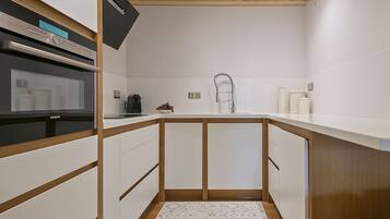 Frigorífico, lavavajillas, cafetera o tetera y tostadora