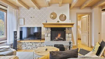 Smart TV, fireplace