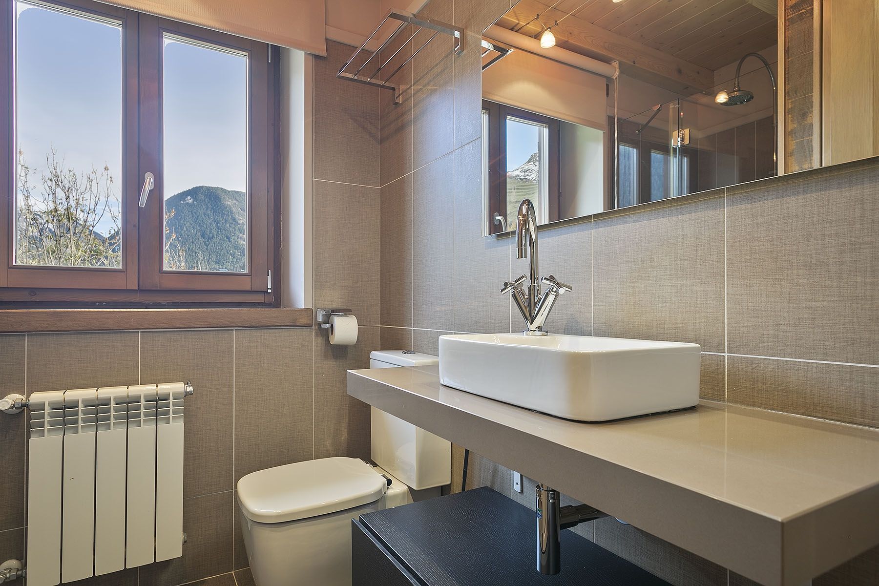 Douche, sèche-cheveux, serviettes fournies, savon