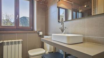 Douche, sĂšche-cheveux, serviettes fournies, savon