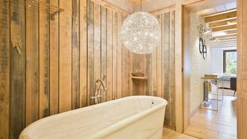 Ducha, secador de pelo, toallas y jabón