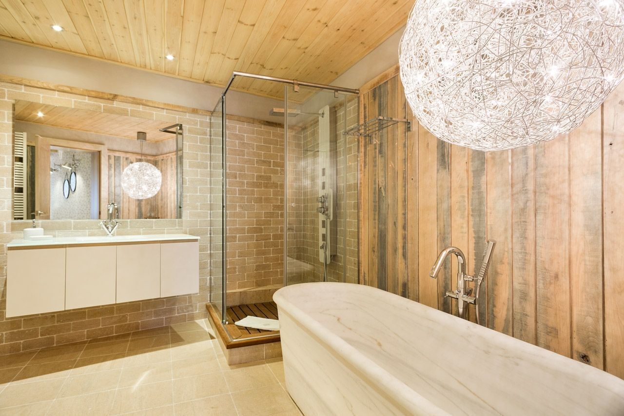 Een douche, een haardroger, handdoeken, zeep