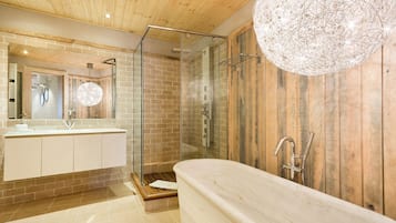 Een douche, een haardroger, handdoeken, zeep