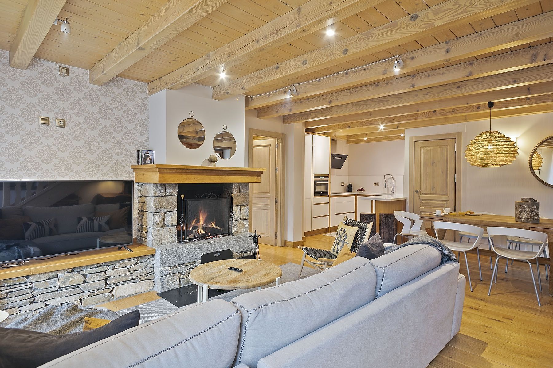 Una Smart TV, una chimenea