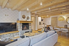 Una Smart TV, una chimenea