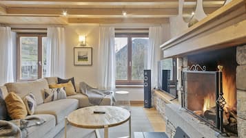 Una Smart TV, una chimenea