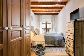 2 bedrooms, iron/ironing board, free internet, bed sheets