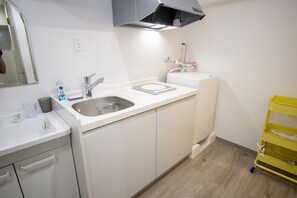 Lägenhet | Eget pentry | Kylskåp, mikrovågsugn, spishäll och grytor/köksredskap