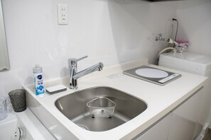 アパートメント | 専用簡易キッチン | 冷蔵庫、電子レンジ、コンロ、調理器具と食器