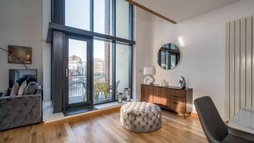 Deluxe Apartment, Ensuite, River View (Goliath 5-Bed) | Lounge