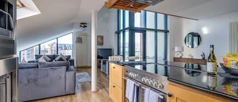 Departamento Deluxe, baño en la habitación, vista al río (Goliath 5-Bed) | Cocina compartida