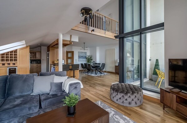 Panoramic Apartment, Ensuite, River View (Samson 5-Bed) | Lounge - Pottingers Quay (Belfast)