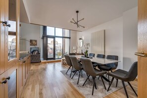 Deluxe-huoneisto, kylpyhuone makuuhuoneen yhteydessä, jokinäköala (Goliath 5-Bed) | Ruokailu
