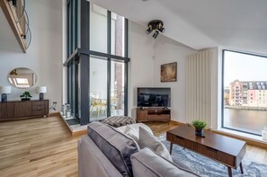 Panoramic Apartment, Ensuite, River View (Samson 5-Bed) | Lounge - Pottingers Quay (Belfast)