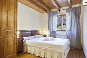 2 bedrooms, iron/ironing board, internet, bed sheets