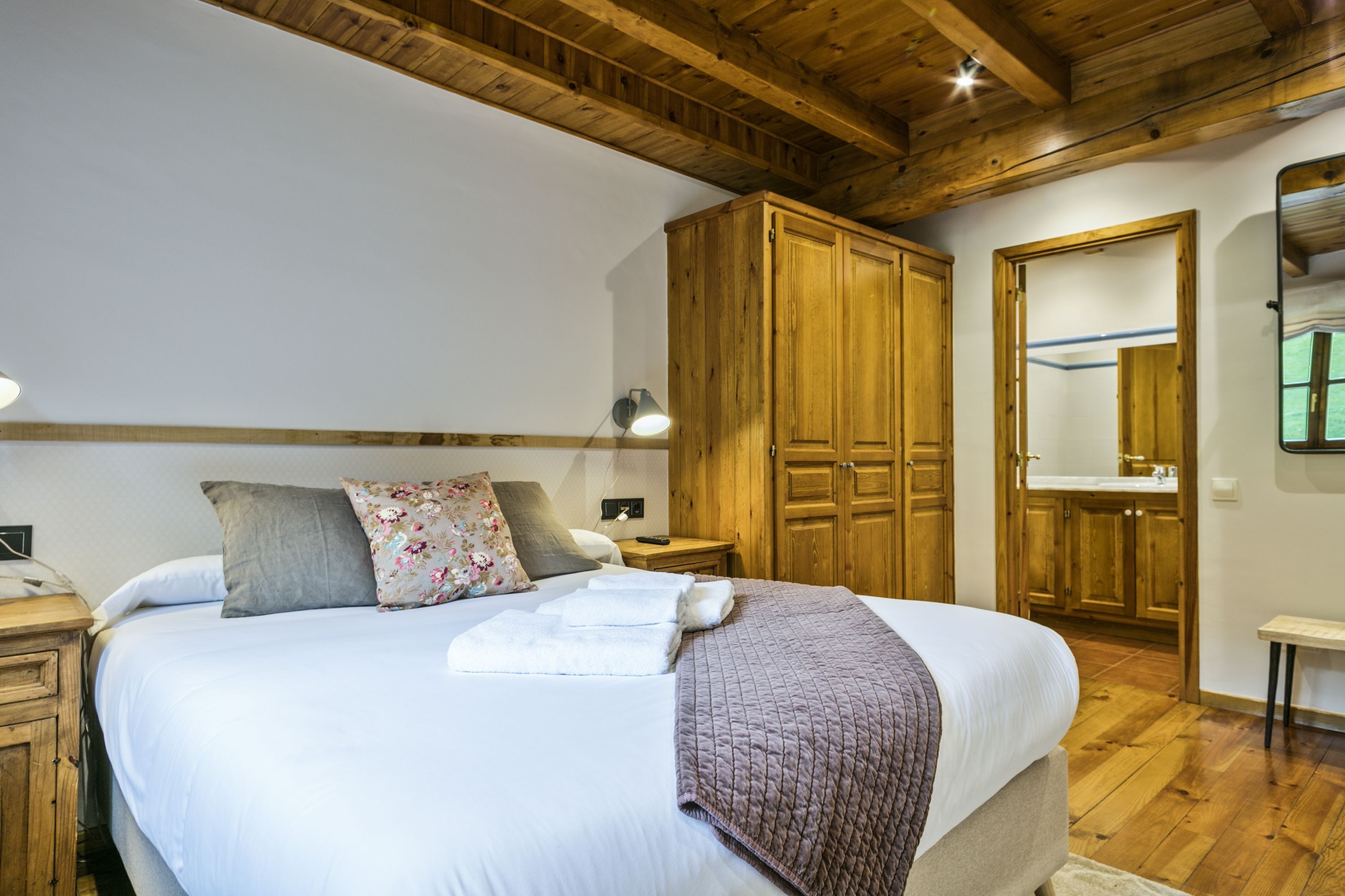 2 habitaciones, tabla de planchar con plancha y acceso a internet 