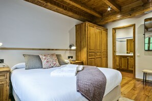 2 عدّة غرف نوم ومكواة/لوح كي وخدمة الإنترنت وملاءات أسرّة