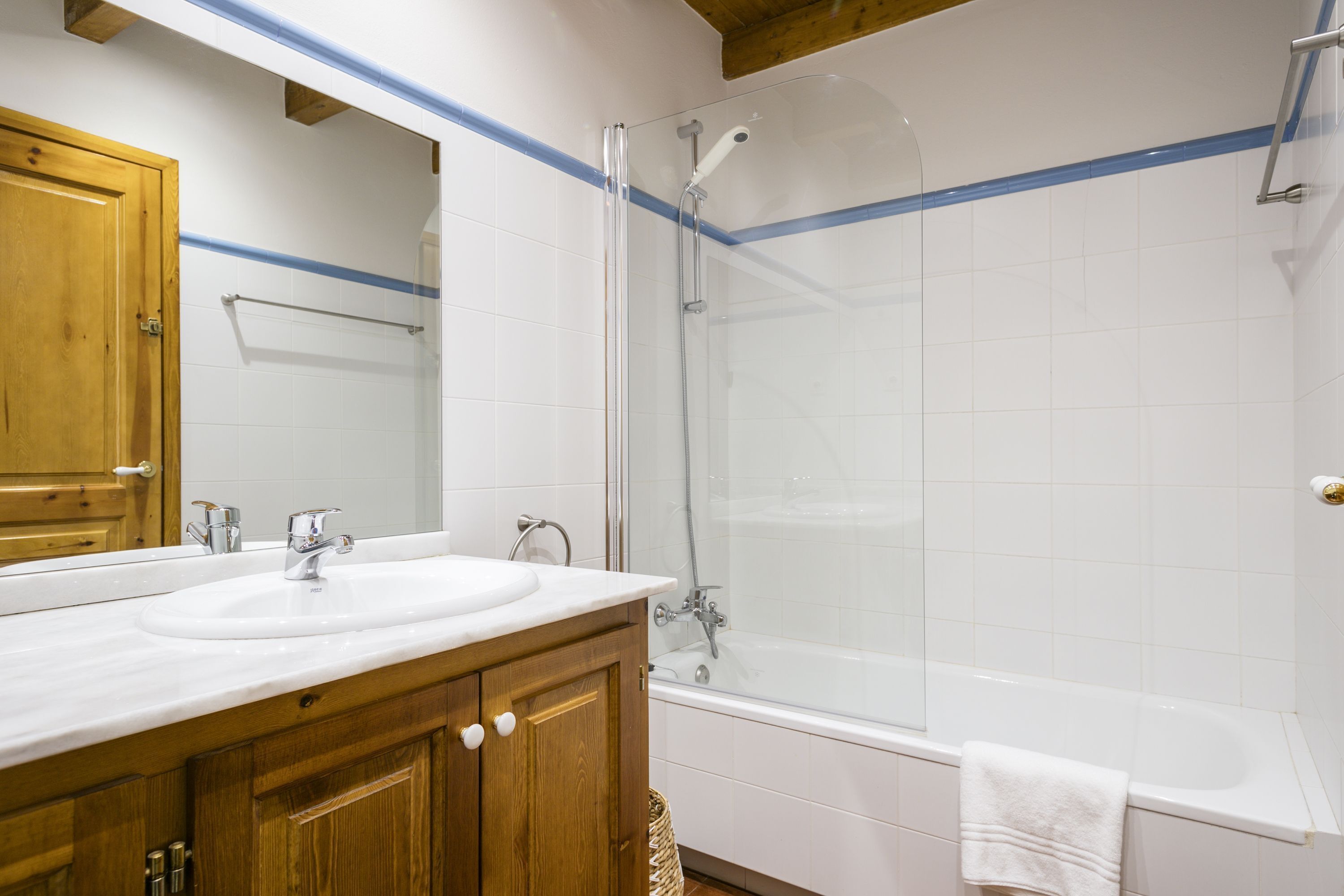 Ducha, secador de pelo, toallas