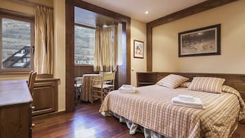 2 habitaciones, tabla de planchar con plancha, internet y ropa de cama