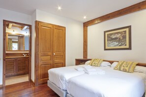 2 slaapkamers, een strijkplank/strijkijzer, internet, beddengoed