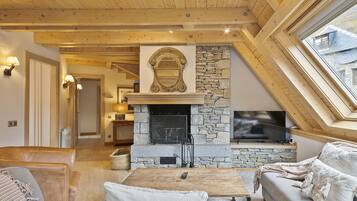 Una televisión, una chimenea