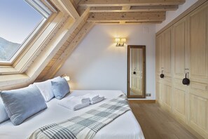 4 bedrooms, iron/ironing board, internet, bed sheets
