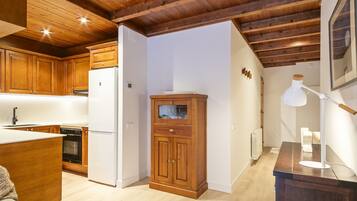 Frigorífico, microondas, horno y lavavajillas