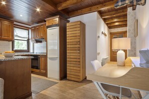 Een koelkast, een microgolfoven, een oven, een vaatwasser