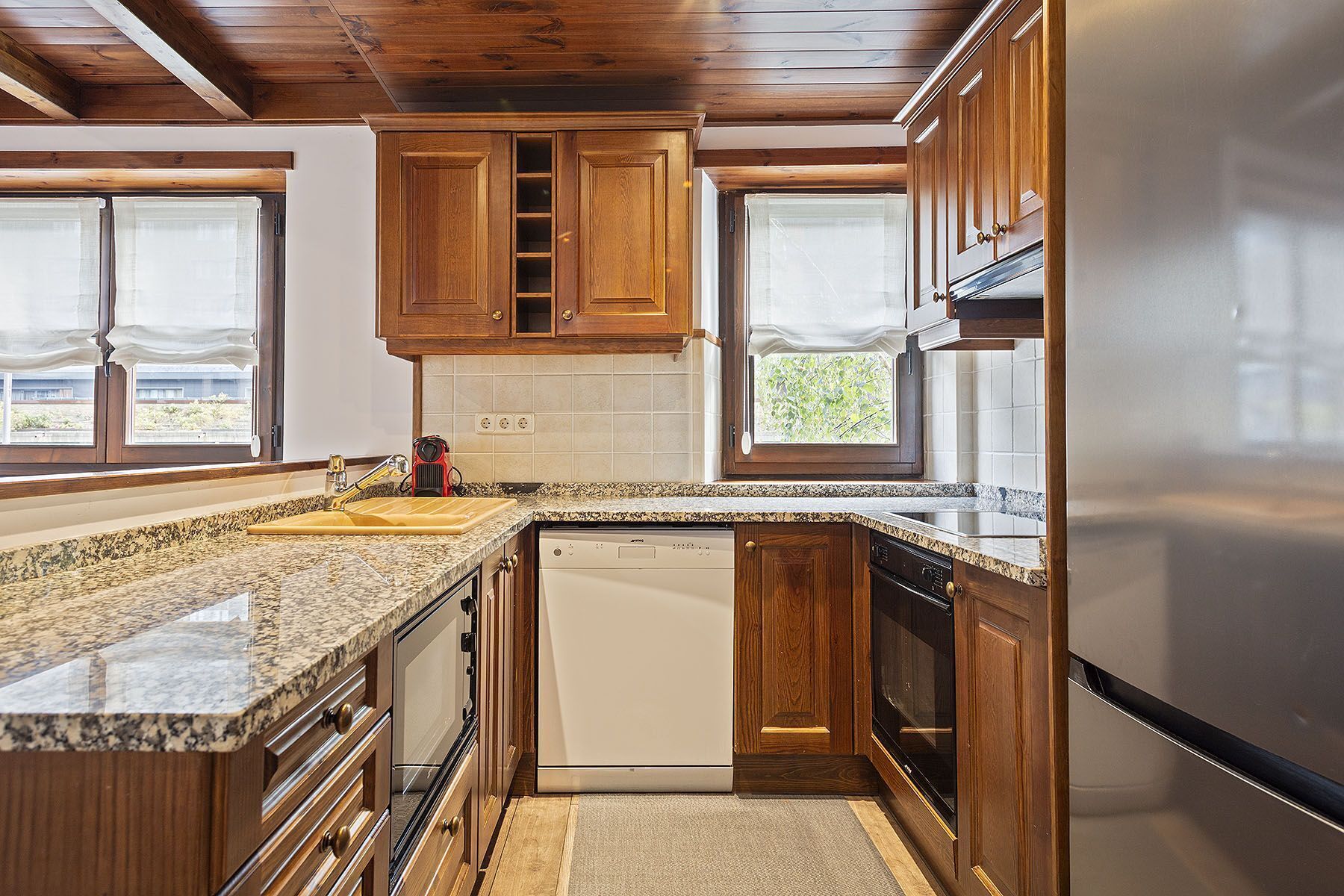 Een koelkast, een magnetron, een oven, een vaatwasser