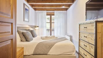 2 bedrooms, iron/ironing board, internet, bed sheets