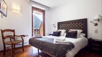 3 bedrooms, iron/ironing board, travel crib, WiFi