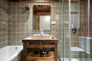 Badewanne, Haartrockner, Handtücher, Seife