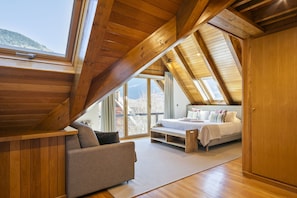 5 bedrooms, iron/ironing board, Internet, bed sheets