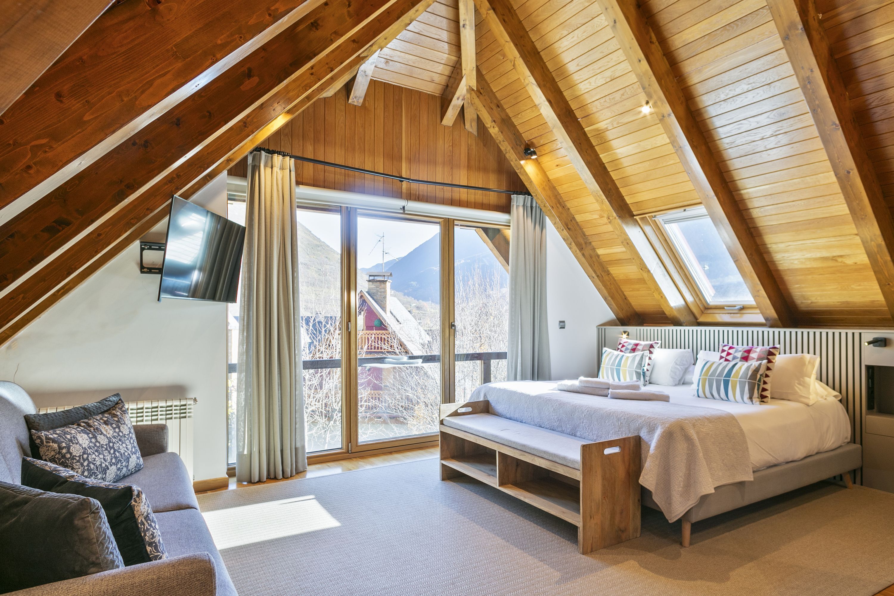 5 bedrooms, iron/ironing board, Internet, bed sheets