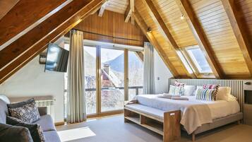 5 bedrooms, iron/ironing board, Internet, bed sheets