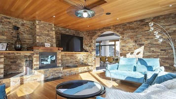 Televisie en een open haard